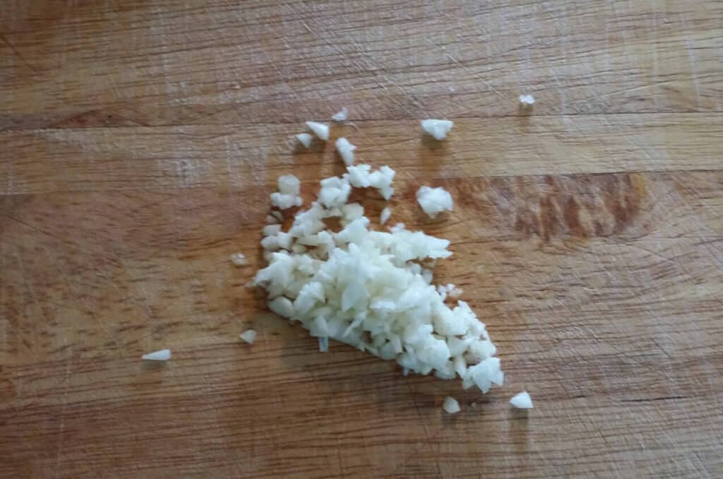 minced garlic for herbed lamb chops